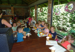 13 Dzieci podczas posiłku